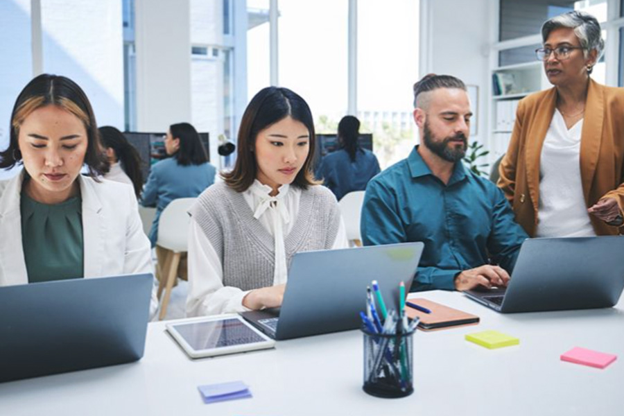 7 Work Habits Professionals Unlearn Through AI Training